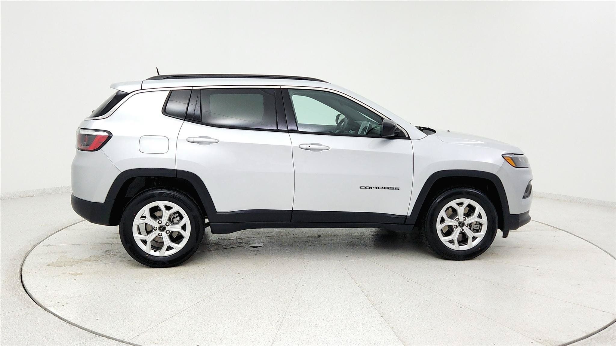 Used 2025 Jeep Compass Latitude AWD/4WD image 6