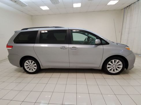 Used 2013 Toyota Sienna XLE AWD/4WD image 25