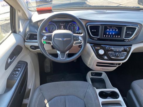 Used 2020 Chrysler Voyager L FWD image 20