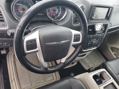 Used 2015 Chrysler Town & Country Touring-L w/ Driver Convenience Group image 13