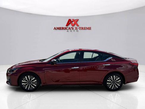 Used 2024 Nissan Altima 2.5 SV FWD image 2
