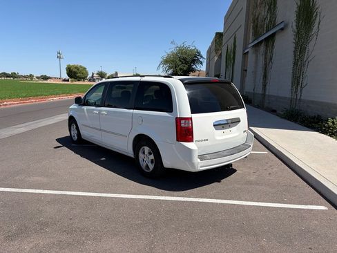 Used 2010 Dodge Grand Caravan SXT FWD image 4