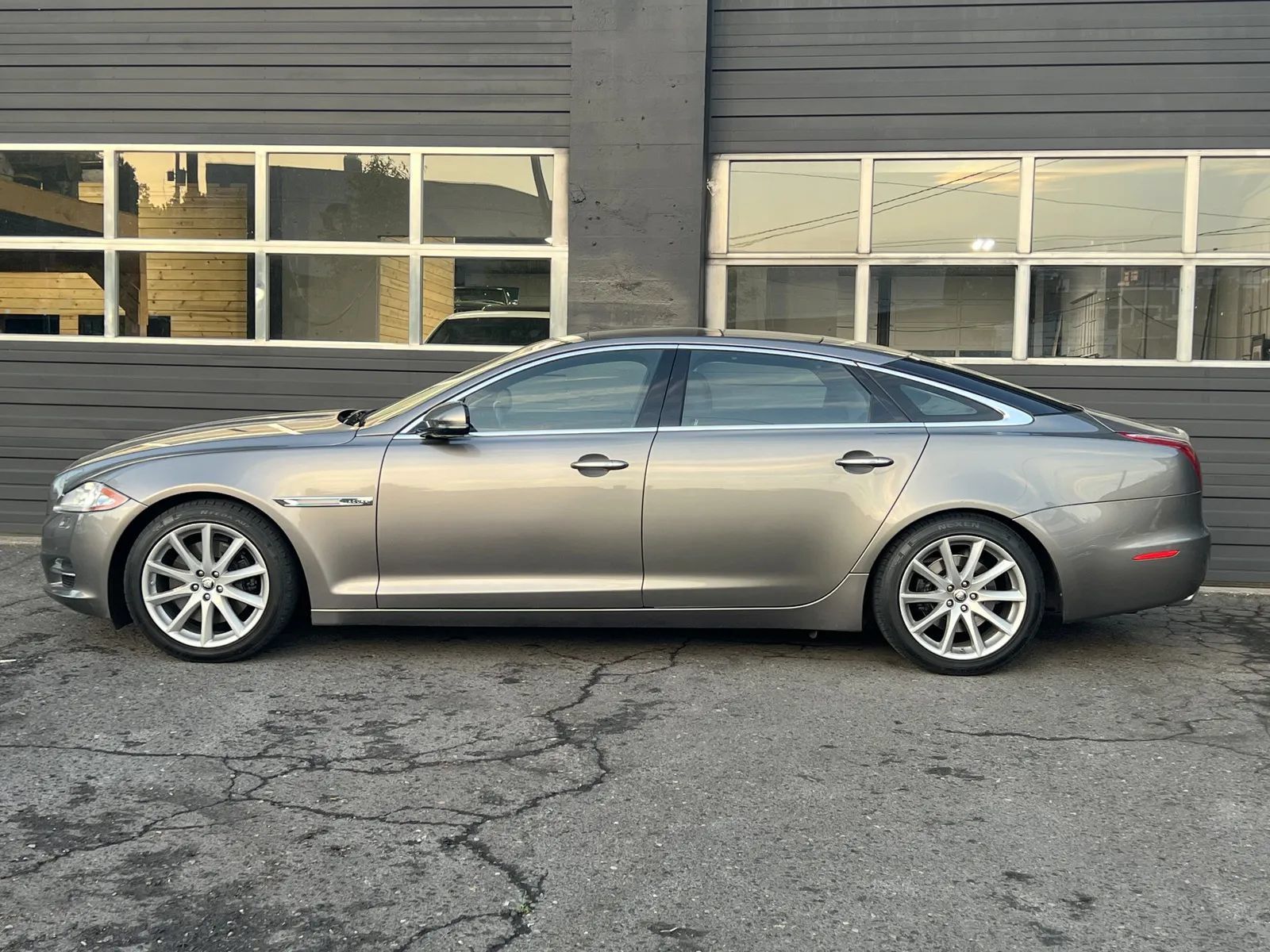 Used 2011 Jaguar XJ L RWD image 2