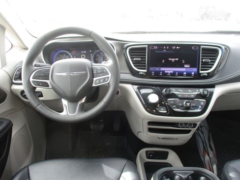 Used 2024 Chrysler Pacifica Touring-L w/ Road Tripper Package image 10