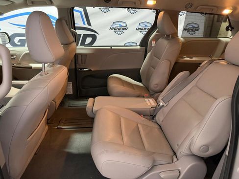 Used 2020 Toyota Sienna XLE Premium w/ Carpet Mat Package image 17