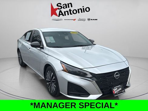 Used 2024 Nissan Altima 2.5 SV FWD image 2