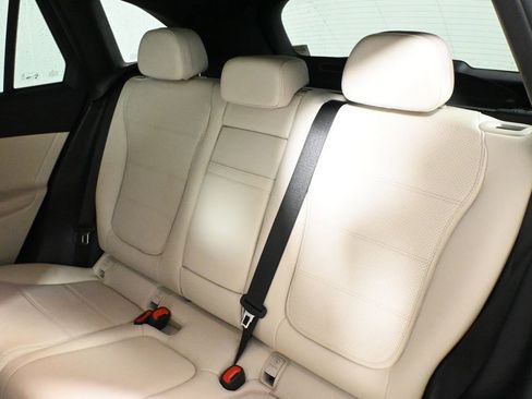 Used 2024 Mercedes-Benz GLC 300 4MATIC image 4