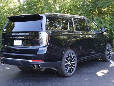 Used 2025 Chevrolet Suburban High Country AWD/4WD image 11