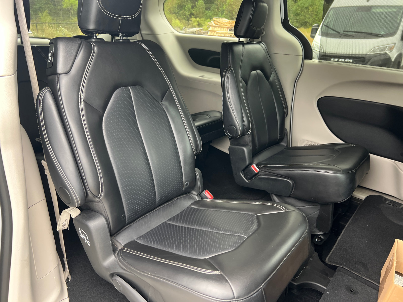 Used 2024 Chrysler Pacifica Touring-L FWD image 19