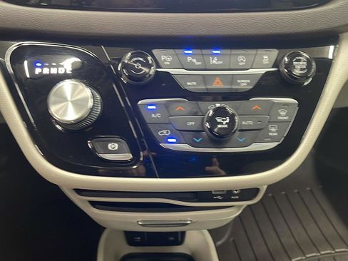 Used 2018 Chrysler Pacifica Touring-L w/ Advanced Safetytec Group image 19