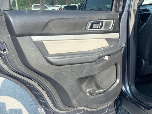 Used 2017 Ford Explorer XLT w/ Equipment Group 202A FWD image 31