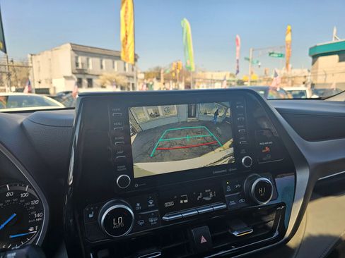 Used 2021 Toyota Highlander XLE AWD/4WD image 26