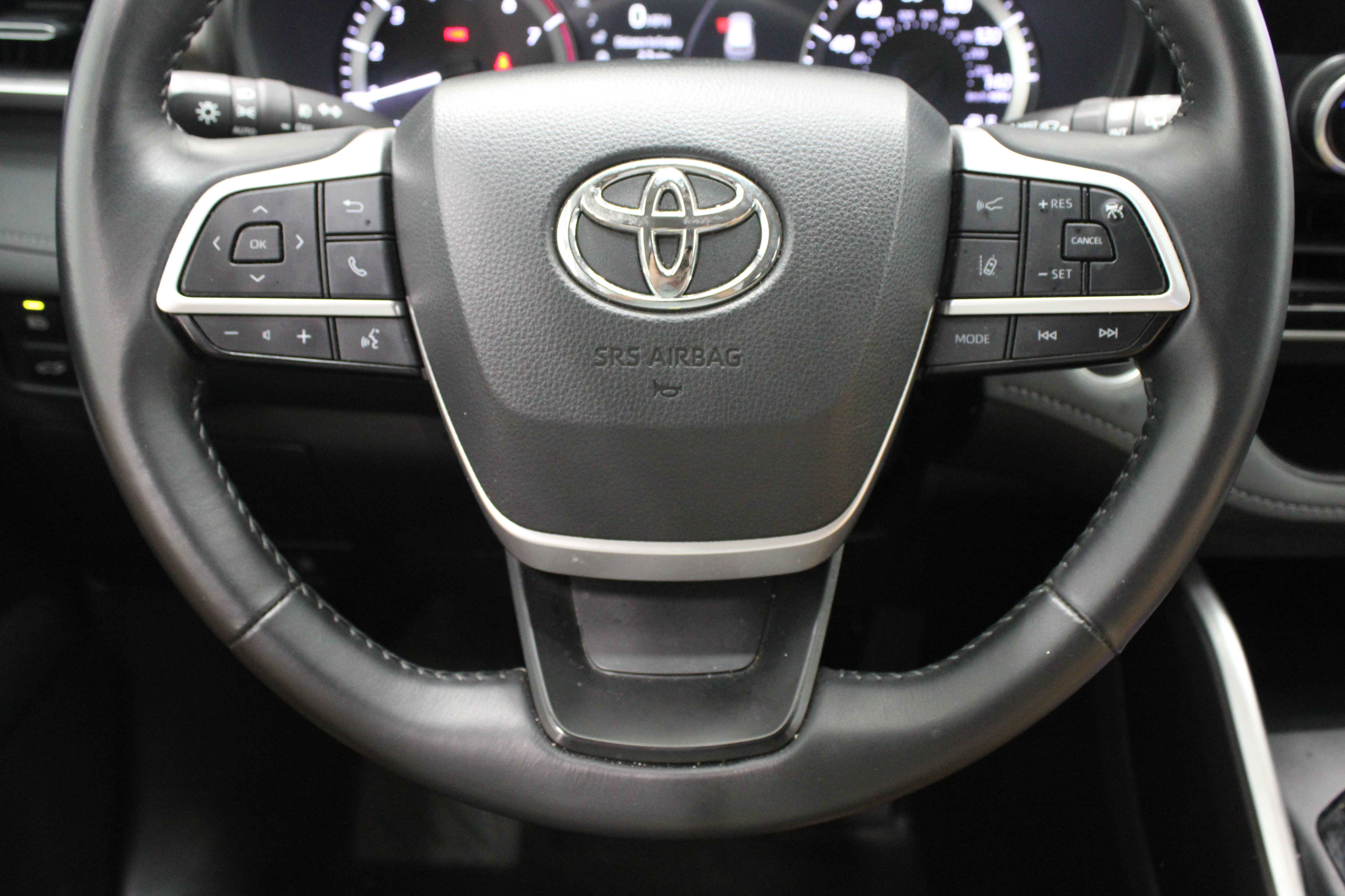 Used 2025 Toyota Highlander LE FWD image 24