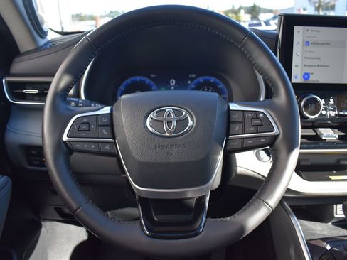 Used 2023 Toyota Highlander Limited image 9