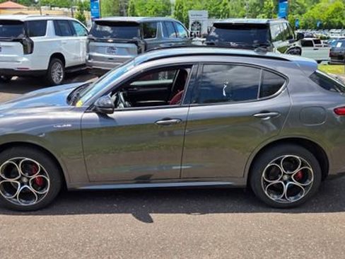 Used 2022 Alfa Romeo Stelvio Veloce AWD/4WD image 5
