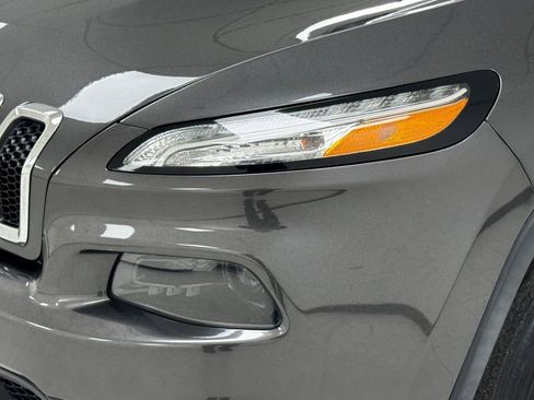 Used 2018 Jeep Cherokee Latitude Plus image 29