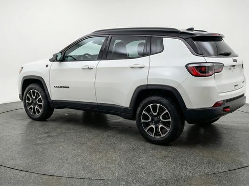 Used 2025 Jeep Compass Trailhawk image 6
