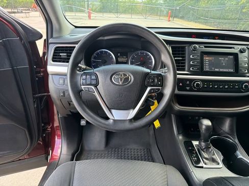 Used 2019 Toyota Highlander LE FWD image 16