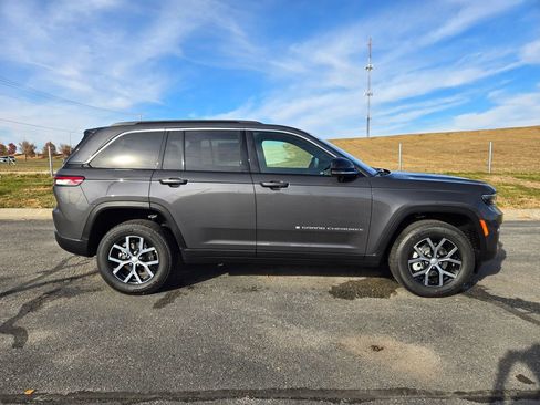 New 2025 Jeep Grand Cherokee Limited image 2