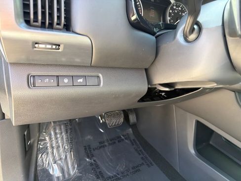 Certified 2025 Nissan Pathfinder SL image 18