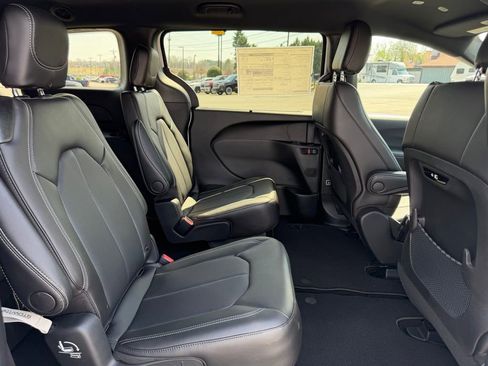 New 2026 Chrysler Pacifica Select FWD image 33