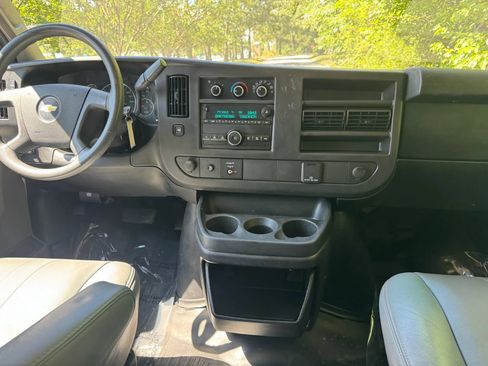 Used 2017 Chevrolet Express 2500 RWD image 6