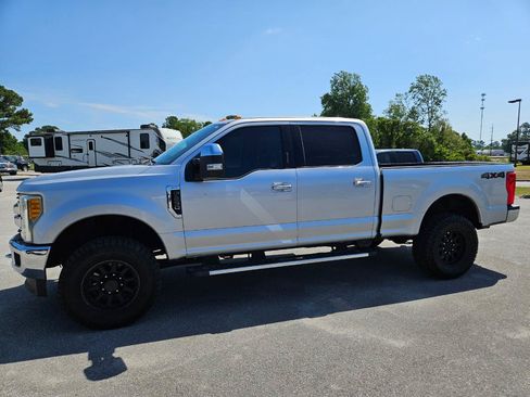 Used 2017 Ford F250 XLT w/ XLT Premium Package AWD/4WD image 2