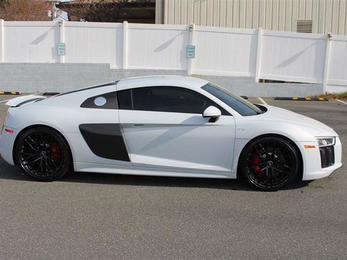 Used 2018 Audi R8 V10 w/ Carbon Exterior Package image 9