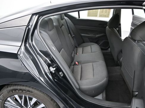 Used 2024 Nissan Altima 2.5 SV image 8