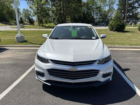 Used 2018 Chevrolet Malibu LT image 2
