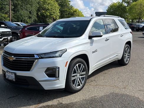 Used 2023 Chevrolet Traverse High Country FWD image 1