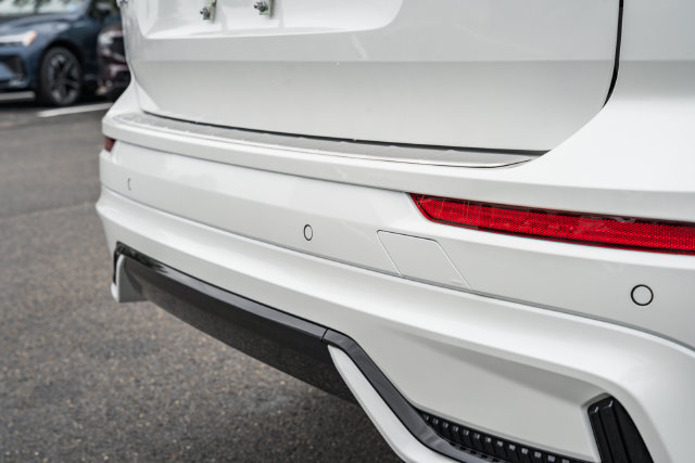 New 2027 Volvo XC60 T8 Plus AWD/4WD image 8
