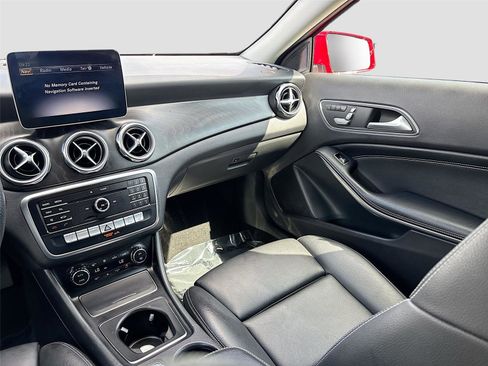 Used 2020 Mercedes-Benz GLA 250 w/ Premium Package image 21