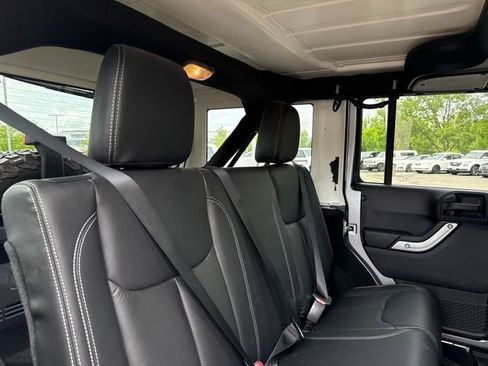 Used 2015 Jeep Wrangler Unlimited Rubicon AWD/4WD image 15