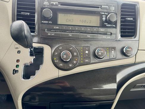 Used 2013 Toyota Sienna L image 28