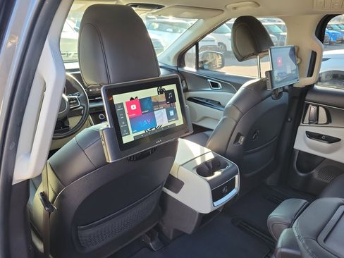 Used 2022 Kia Carnival LX image 16