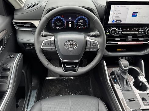 New 2025 Toyota Highlander Limited image 16