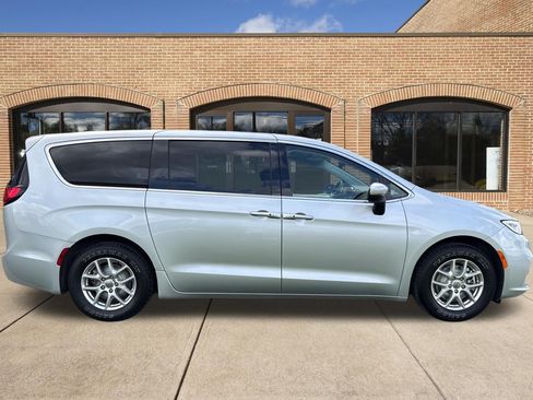 Used 2023 Chrysler Pacifica Touring-L FWD image 4