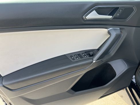 Used 2018 Volkswagen Tiguan SE w/ 18" Alloy Wheels Package image 9