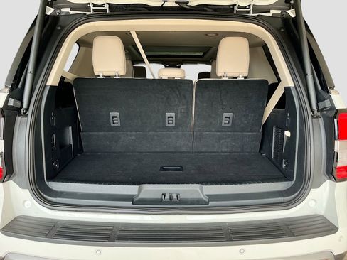 Used 2024 Ford Expedition XLT image 27