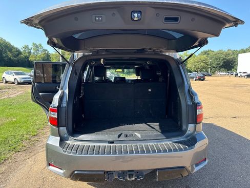 Used 2021 Nissan Armada SL w/ Midnight Edition Package RWD image 9