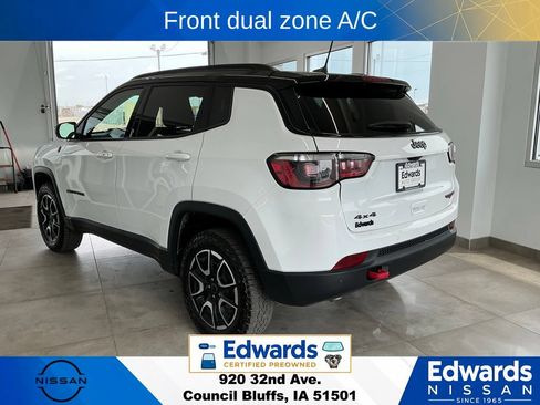 Used 2025 Jeep Compass Trailhawk AWD/4WD image 6