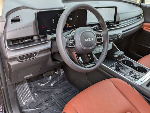 Used 2025 Kia Carnival EX image 9