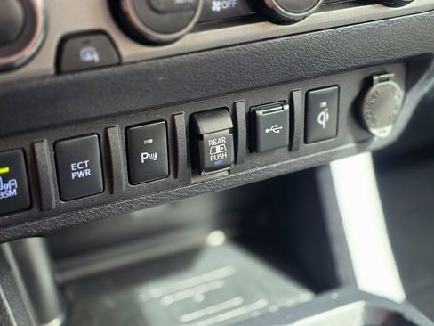 Used 2022 Toyota Tacoma TRD Off-Road w/ Technology Package image 38