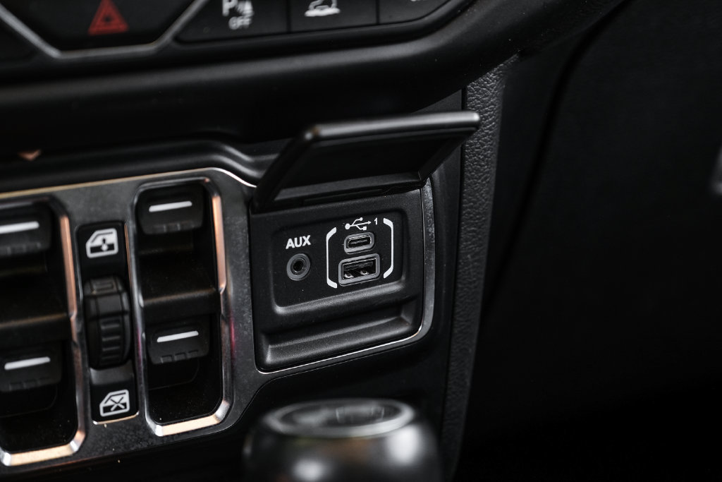 Used 2021 Jeep Wrangler Unlimited Sahara AWD/4WD image 37