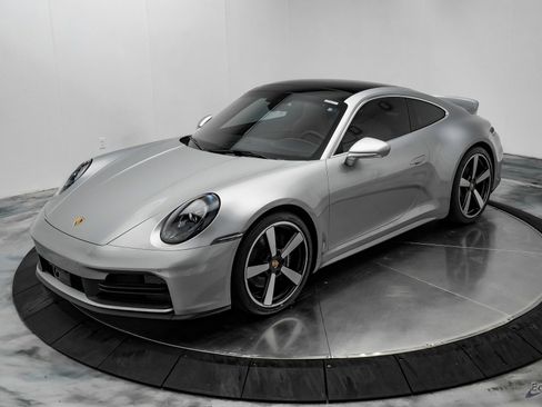 Used 2025 Porsche 911 Carrera image 4