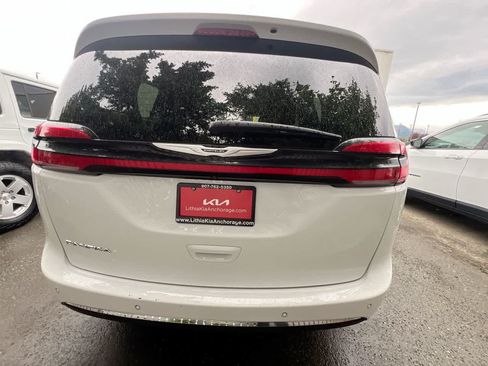 Used 2023 Chrysler Pacifica Touring-L FWD image 27