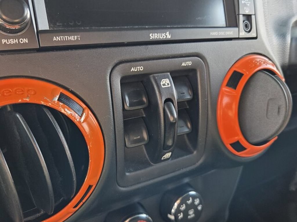 Used 2017 Jeep Wrangler Unlimited Sahara w/ Connectivity Group AWD/4WD image 19