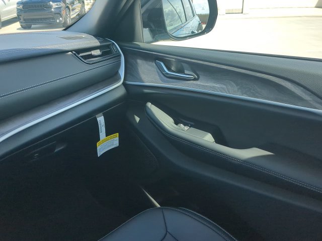 New 2027 Jeep Grand Cherokee Limited RWD image 20