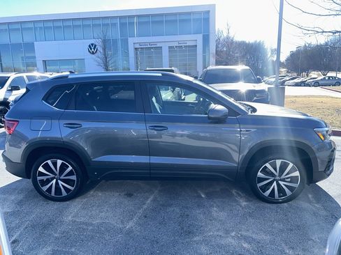 Used 2023 Volkswagen Taos SE w/ Panoramic Sunroof Package image 8